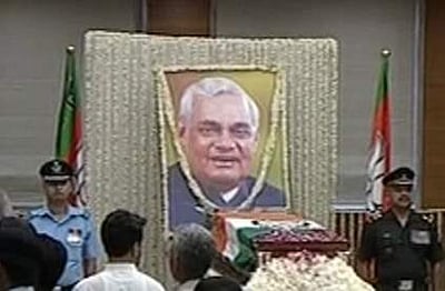 வாஜ்பாய் அஸ்திக்கு முதல்வர் பழனிசாமி நேரில் அஞ்சலி