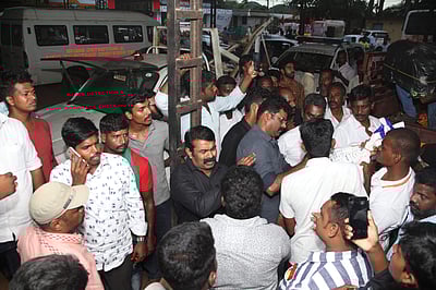 நிவாரணப் பொருட்கள் கொண்டு சென்ற சீமானிடம் கேரள போலீஸார் விசாரணை