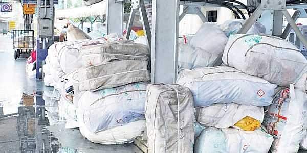 மனதைத் தேற்றிக் கொள்ளுங்கள்: கேரள ரயில் நிலையத்தில் கேட்பாரற்றுக் கிடக்கும் நிவாரணப் பொருட்கள்