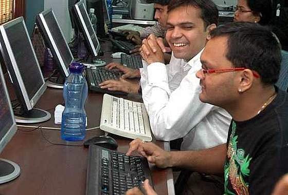 ஆா்பிஐ முடிவுக்கு வரவேற்பு: சென்செக்ஸ் 366 புள்ளிகள் ஏற்றம்! சந்தை மதிப்பு ரூ.1.28 லட்சம் கோடி உயா்வு