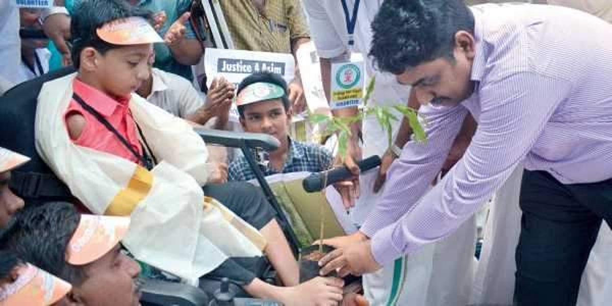 கைகள் இல்லாமல் பிறந்த சிறுவன்தான்; ஆனால் தலையெழுத்தை மாற்றும் திறமைசாலி