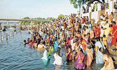 ஆடிப்பெருக்கு: காவிரி படித்துறையில் ஆயிரக்கணக்கான பக்தர்கள் புனித நீராடி வழிபாடு...!