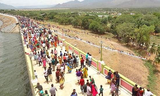 ஆடிப்பெருக்கு: பவானிசாகா் அணையில் குவிந்த சுற்றுலாப் பயணிகள்