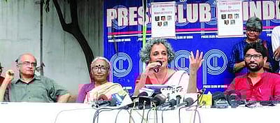 மகாராஷ்டிர போலீஸாருக்கு எதிராக நடவடிக்கை எடுக்க வேண்டும் - ஐவர் கைதுக்கு அருந்ததி ராய், ஜிக்னேஷ் மேவானி கண்டனம்  