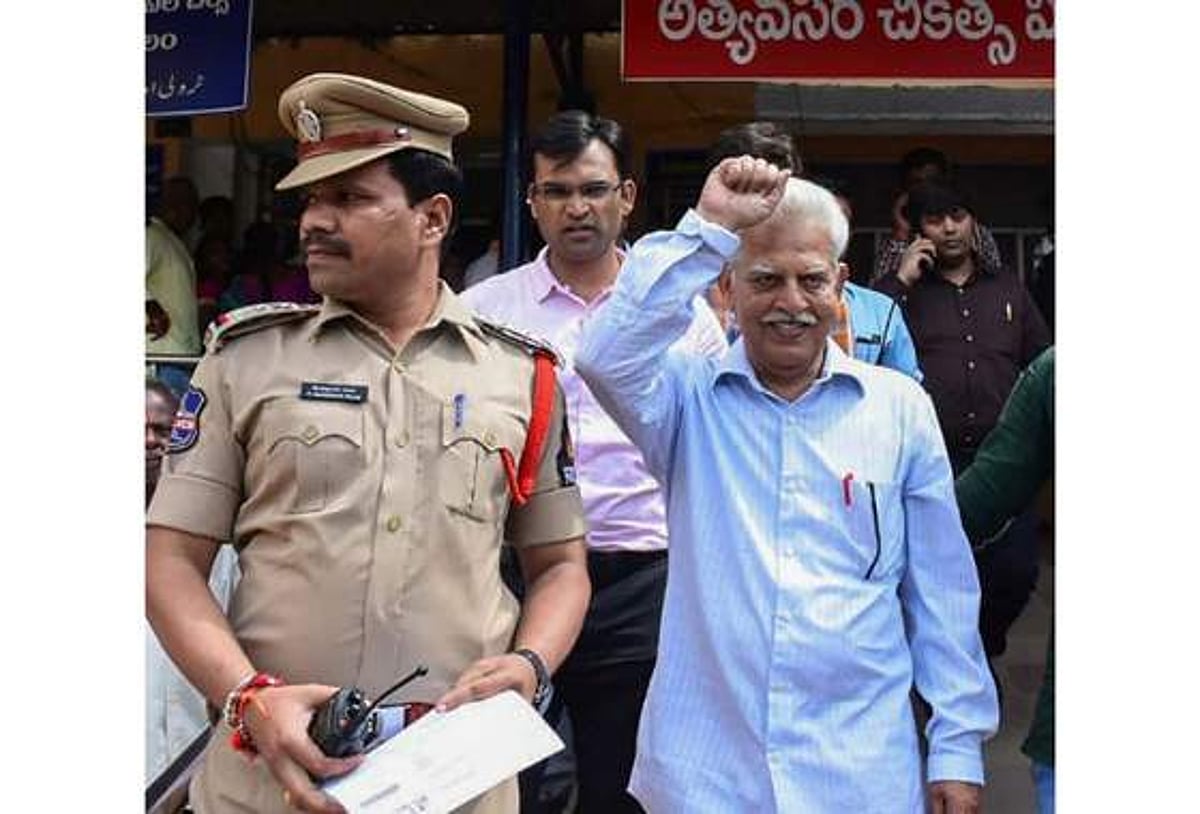 வீட்டுக் காவல்: வராவர ராவ் பலத்த பாதுகாப்புடன் வீட்டுக்கு அழைத்து வரப்பட்டார்