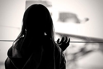 கர்ப்பிணி மனைவியின் சிகிச்சைக்கு பணம் சேர்க்க 4 வயது குழந்தையை விற்க முயன்ற தந்தை 