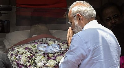 கருணாநிதி உடலுக்கு மோடி அஞ்சலி