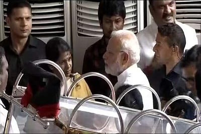 ராஜாத்தி அம்மாளிடம் பணிவு.. கனிமொழிக்கு ஆசி.. ஸ்டாலினுக்கு ஆறுதல்: மோடியின் அஞ்சலி நிமிடங்கள் 