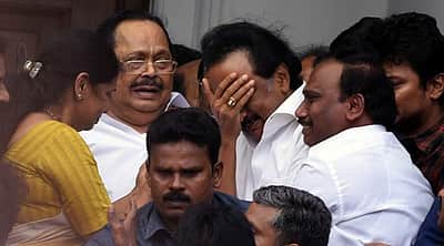 கருணாநிதிக்கு இறுதி மரியாதை