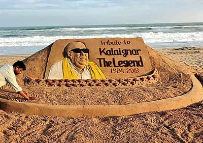 ஒடிஷா மாநில கடற்கரையில் உயர்ந்து நின்ற கருணாநிதியின் புகழ் 