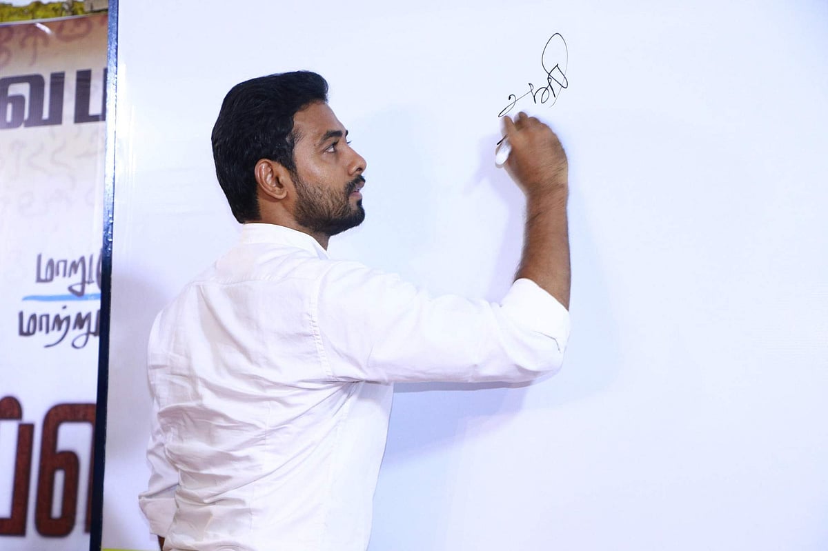 தமிழில் கையெழுத்திடுவோம்: விழிப்புணர்வுப் பிரசாரம் மேற்கொள்ளும் நடிகர் ஆரி!