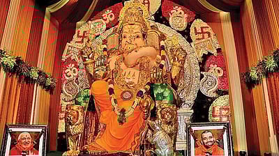 பாரு பாரு விநாயகரை பாரு புல்லட்டில் பறக்கும் விநாயகரை பாரு! (புகைப்படங்கள்)