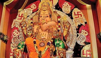 மும்பையில் 70 கிலோ தங்க நகையுடன் ஜொலித்த பிரம்மாண்ட கணபதி!