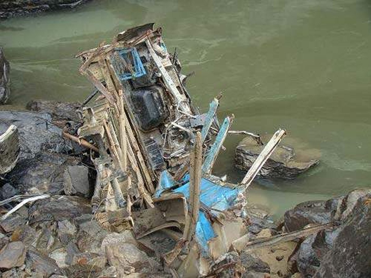 காஷ்மீரில் மினி பேருந்து ஆற்றில் கவிழ்ந்து 12 பேர் பலி