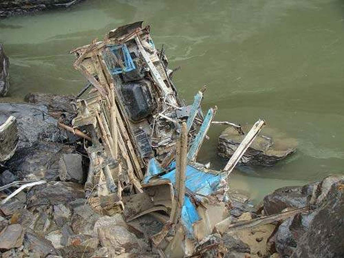 காஷ்மீரில் மினி பேருந்து ஆற்றில் கவிழ்ந்து 12 பேர் பலி