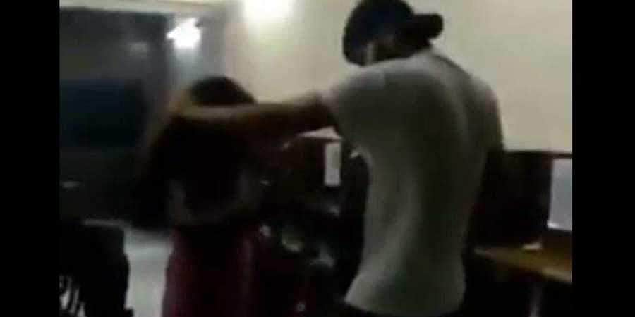 இளம்பெண்ணை கண்மூடித்தனமாகத் தாக்கிய தில்லி காவல் ஆய்வாளரின் மகன் மீது வழக்குப்பதிவு (அதிர்ச்சி விடியோ)   