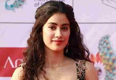 குன்ஜான் சக்சேனா வாழ்க்கை படத்தில் நடிக்கிறார் ஜான்வி கபூர்!