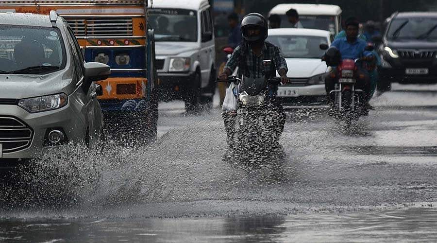 பெங்களூருவில் பெய்து வரும் கன மழை காரணமாக மக்களின் இயல்பு வாழ்க்கை பாதிப்பு