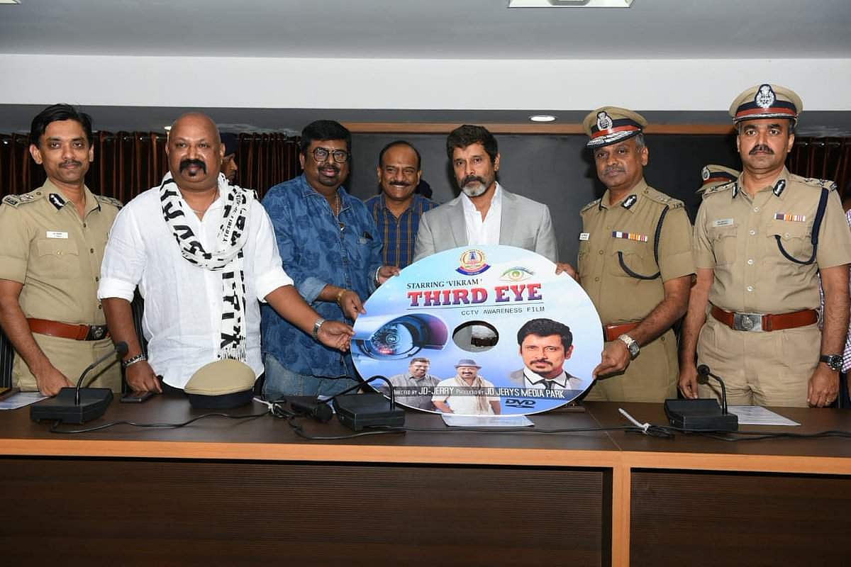 சிசிடிவி பொருத்துவதை வலியுறுத்தும் விழிப்புணர்வுக் குறும்படத்தில் நடித்துள்ள விக்ரம்