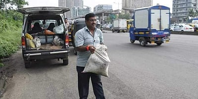 விபத்தில் இறந்த மகனது நினைவாக கண்ணில் படும் சாலைக்குழிகளை எல்லாம் நிரப்பி வரும் வித்யாச மனிதர்!