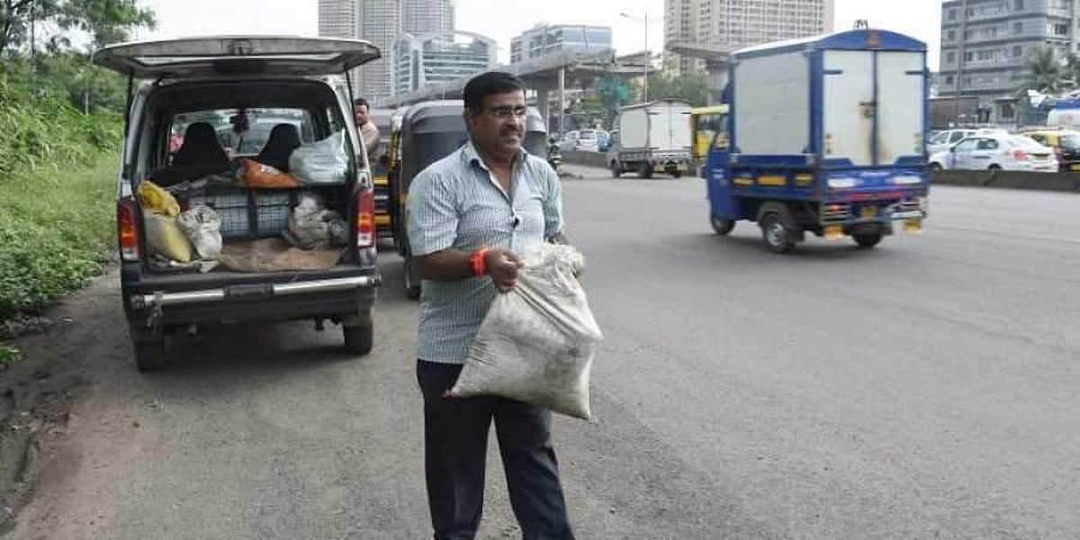 விபத்தில் இறந்த மகனது நினைவாக கண்ணில் படும் சாலைக்குழிகளை எல்லாம் நிரப்பி வரும் வித்யாச மனிதர்!