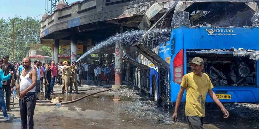 வாராணசியில் மோடியை சந்திக்க முடியாத விரக்தியில் பேருந்துக்கு தீ வைத்த பெண்