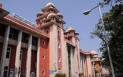 சென்னை பல்கலை.ஆட்சிக் குழுவில் ஓய்வு பெற்ற பேராசிரியர்கள்: யுஜிசி வழிகாட்டுதல் பின்பற்றப்படுமா?