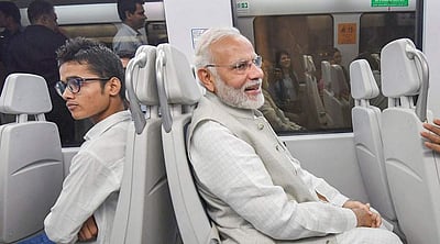 மெட்ரோ ரயிலில் பிரதமர் மோடி பயணம்