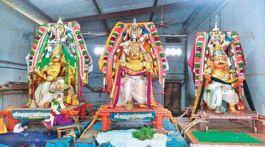 தொண்டன் முன் செல்ல... எம்பெருமான் உலா வர...