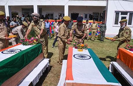 காவலர்கள் கொலை: புல்வாமா, சோபியான் மாவட்டங்களில் தீவிர தேடுதல் வேட்டை