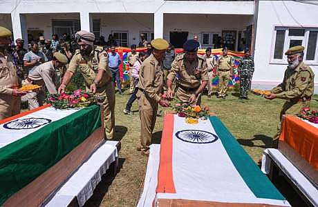 காவலர்கள் கொலை: புல்வாமா, சோபியான் மாவட்டங்களில் தீவிர தேடுதல் வேட்டை