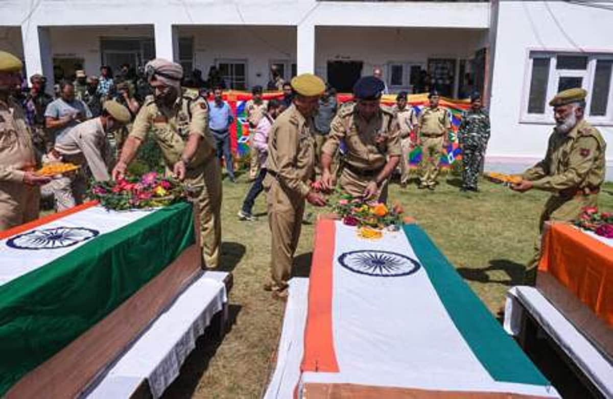 காவலர்கள் கொலை: புல்வாமா, சோபியான் மாவட்டங்களில் தீவிர தேடுதல் வேட்டை