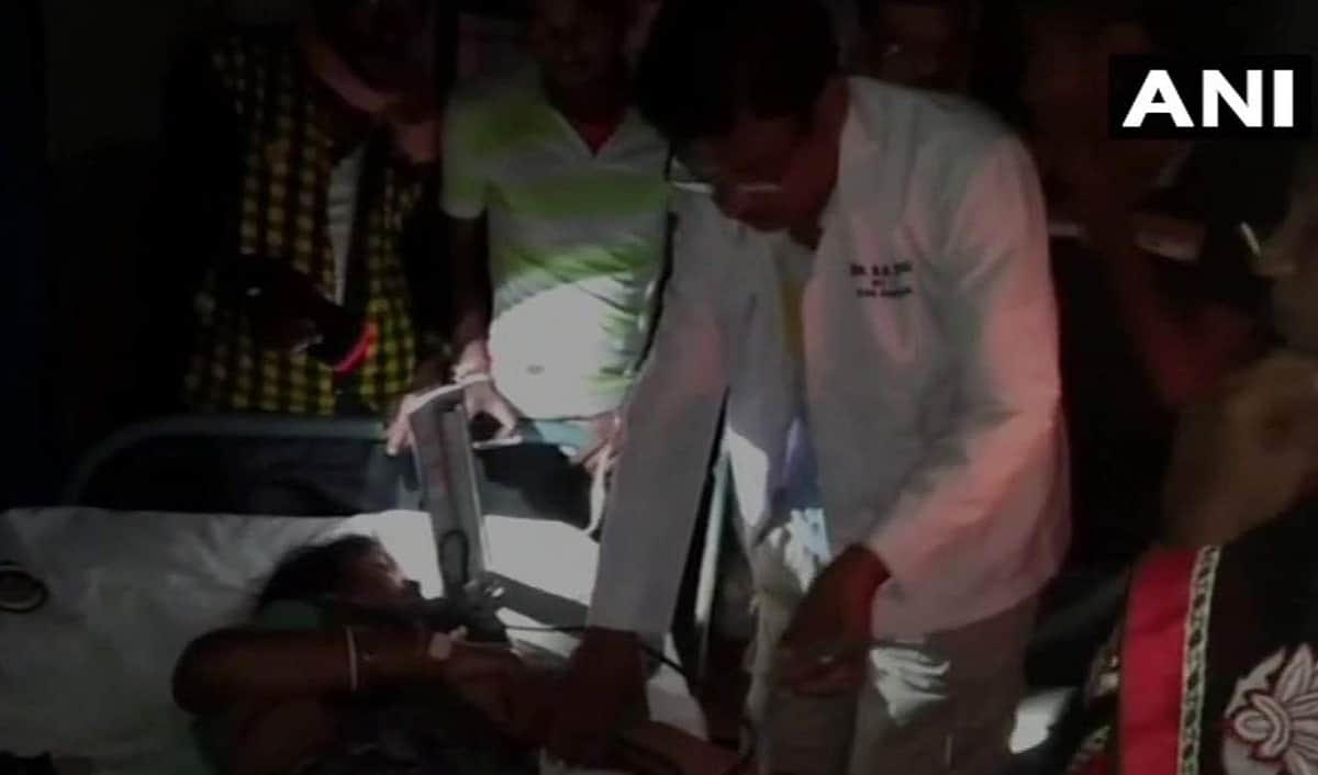 ஒடிஸாவில் மெழுகுவர்த்தி வெளிச்சத்தில் சிகிச்சை அளிக்கும் மருத்துவர்கள்