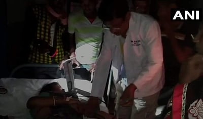 ஒடிஸாவில் மெழுகுவர்த்தி வெளிச்சத்தில் சிகிச்சை அளிக்கும் மருத்துவர்கள்