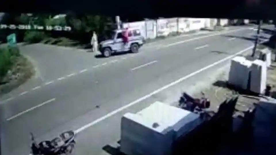 ஜீப்பின் மேற்கூரையில் கட்டி வைத்து அழைத்து வரப்பட்ட இளம்பெண்: பஞ்சாப் போலீஸ் பயங்கரம்  