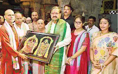 ஏழுமலையான் கோயிலில் குடியரசு துணைத் தலைவர், தமிழக முதல்வர் வழிபாடு