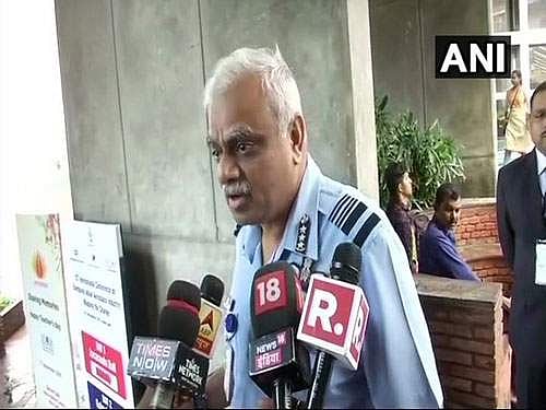 தெரியாமல் தற்செயலாக துப்பாக்கியால் சுட்டுக் கொண்ட விமானப்படை துணைத் தளபதி! 