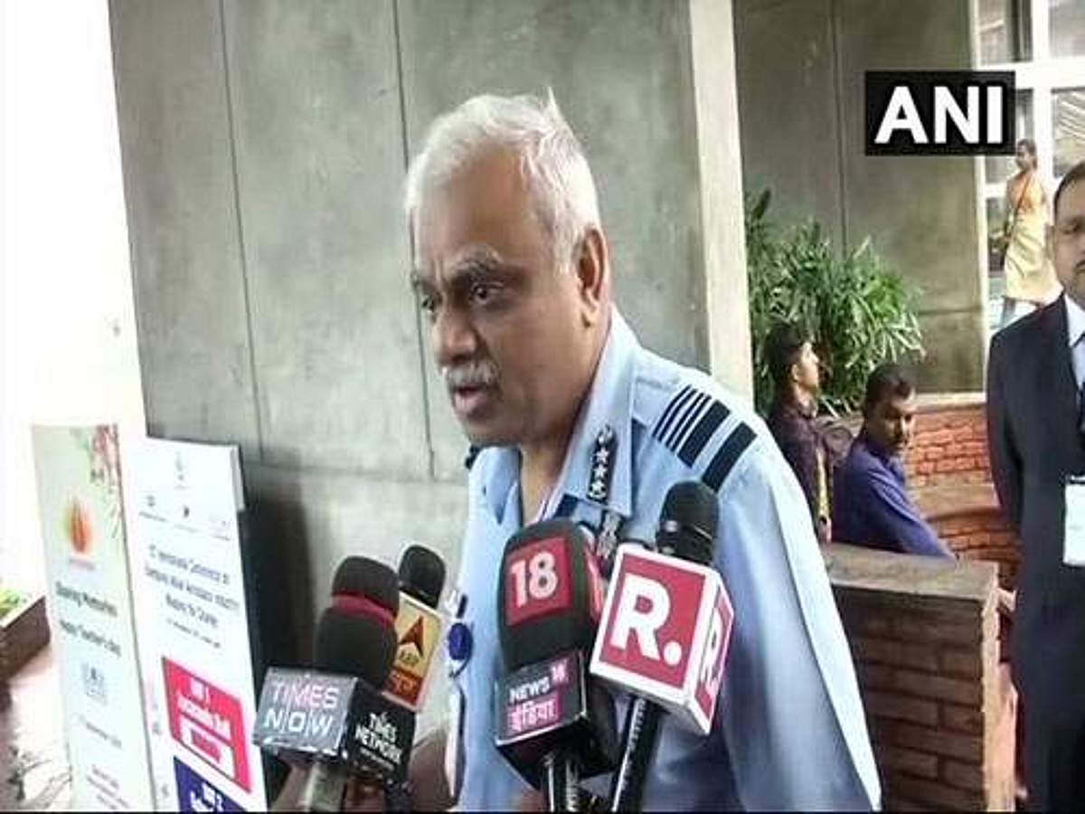 தெரியாமல் தற்செயலாக துப்பாக்கியால் சுட்டுக் கொண்ட விமானப்படை துணைத் தளபதி!