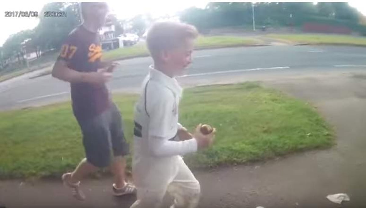 3.5 கி.மீ தூரம் ஓடிவந்து பந்துவீசிய சிறுவன்: கின்னஸ் சாதனை! (விடியோ)