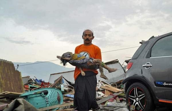 இந்தோனேஷியாவில் நிலநடுக்கம் மற்றும் சுனாமிக்கு பலியானோரின் எண்ணிக்கை 384 ஆக உயர்வு