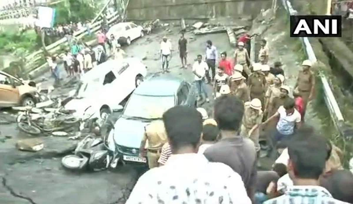 கொல்கத்தாவில் பாலம் இடிந்து விழுந்து விபத்து: வாகனங்கள் சிக்கின; 5 பேர் பலி?