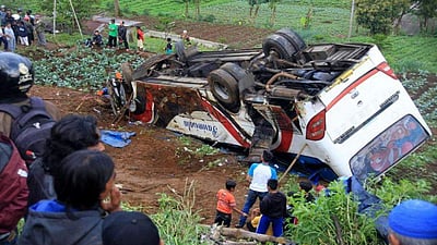 இந்தோனேசியாவில் பள்ளத்தில் பேருந்து கவிழ்ந்து விபத்து: 21 பேர் பலி 