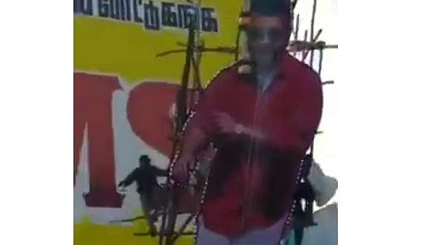 பால் அபிஷேகம் செய்தபோது சரிந்த அஜித் கட் அவுட்:  ரசிகர்கள் மருத்துவமனையில் அனுமதி!  (விடியோ)