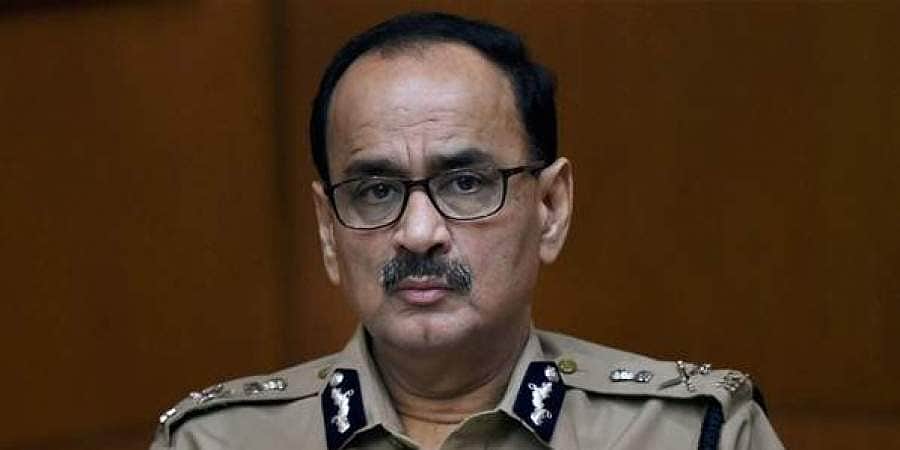 சிபிஐ இயக்குநர் பதவியில் இருந்து அலோக் குமார் வர்மா நீக்கம்