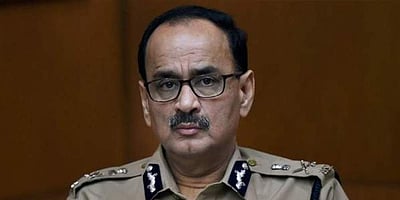 சிபிஐ இயக்குநர் பதவியில் இருந்து அலோக் குமார் வர்மா நீக்கம்