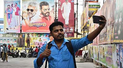 ரஜினி - அஜித் ரசிகர்கள் கொண்டாட்டம், திக்குமுக்காடும் திரையரங்கம்