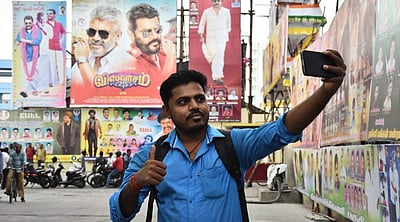 ரஜினி - அஜித் ரசிகர்கள் கொண்டாட்டம், திக்குமுக்காடும் திரையரங்கம்