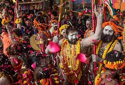 கும்பமேளாவில் லட்சக்கணக்கான பக்தர்கள் புனித நீராடினர்!