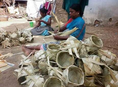 நெகிழிக்கு தடை எதிரொலி: ஓலைப் பெட்டி முடையும் தொழிலாளர்களுக்கு மறுவாழ்வு கிடைக்குமா?