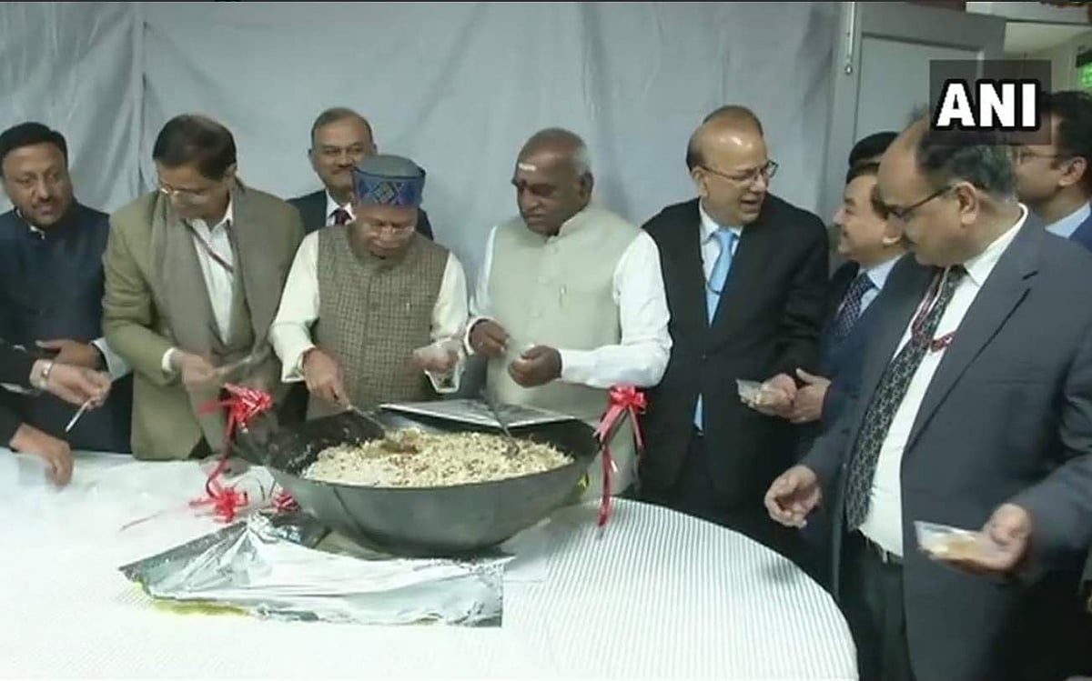 மத்திய நிதியமைச்சர் இல்லாமல் நடந்த பட்ஜெட் தயாரிப்புக்கான அல்வா பூஜை